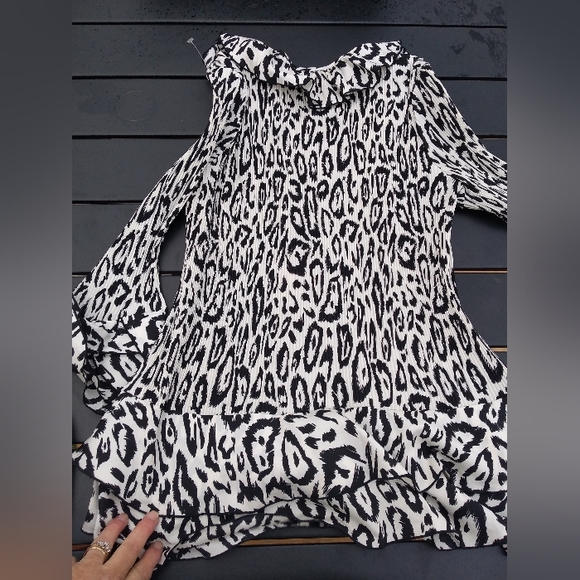 Sioni Black & White Clingy Blouse, Size XL, Ruffled Front & Sleeves, But… - Picture 4 of 10